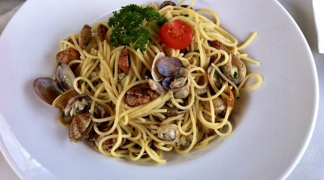 Spaghetti alle vongole to pyszny makaron oblepiony niezwykłym sosem powstałym z oliwy, czosnku i wody morskiej z małż podany ze świeżymi małżami w muszlach.