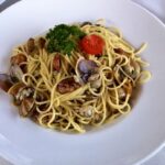 Spaghetti alle vongole to pyszny makaron oblepiony niezwykłym sosem powstałym z oliwy, czosnku i wody morskiej z małż podany ze świeżymi małżami w muszlach.