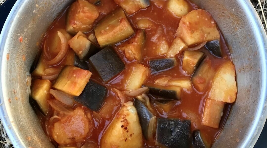 Bakłażan pokrojony na duże kawałki i duszony z ziemniakami w sosie pomidorowym tworzą obiad idealny na letnie upały.