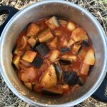 Bakłażan pokrojony na duże kawałki i duszony z ziemniakami w sosie pomidorowym tworzą obiad idealny na letnie upały.