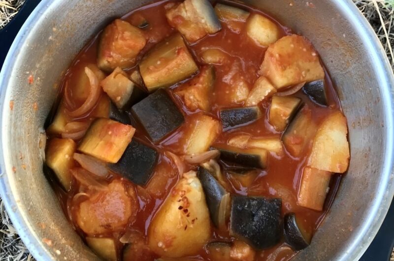 Bakłażan pokrojony na duże kawałki i duszony z ziemniakami w sosie pomidorowym tworzą obiad idealny na letnie upały.