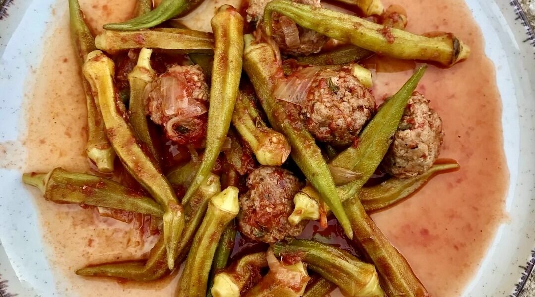 Świeża okra gotowana w pomidorach razem z klopsikami mięsnymi.