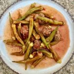 Świeża okra gotowana w pomidorach razem z klopsikami mięsnymi.