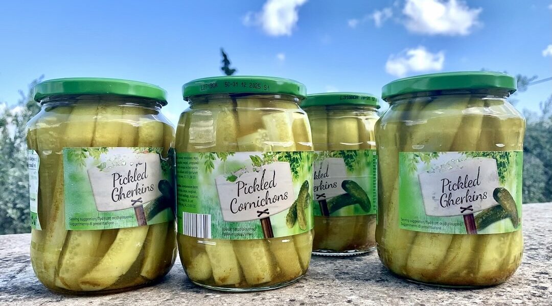 Pikle w curry to ogórki gruntowe pokrojone w słupki i zalane kwaśną zalewą wykonaną na bazie octu z przyprawami oraz mielonym curry. Po pasteryzowaniu przechowujemy ogórki do zimy.