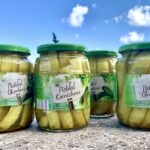 Pikle w curry to ogórki gruntowe pokrojone w słupki i zalane kwaśną zalewą wykonaną na bazie octu z przyprawami oraz mielonym curry. Po pasteryzowaniu przechowujemy ogórki do zimy.