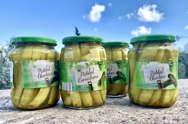 Pikle w curry to ogórki gruntowe pokrojone w słupki i zalane kwaśną zalewą wykonaną na bazie octu z przyprawami oraz mielonym curry. Po pasteryzowaniu przechowujemy ogórki do zimy.