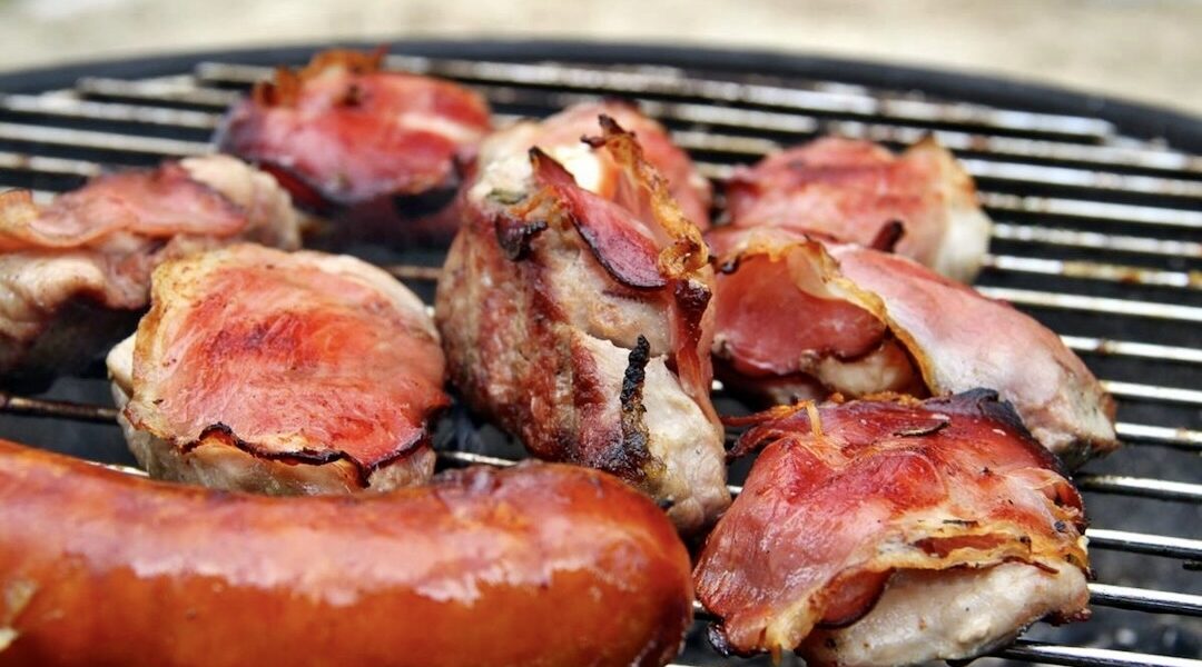 Polędwiczka z grilla przygotowana została poprzez wykrojenie kotlecików z polędwiczki wieprzowej, a następnie owinięcie ich szynką szwarcwaldzką i upieczenie na grillu.