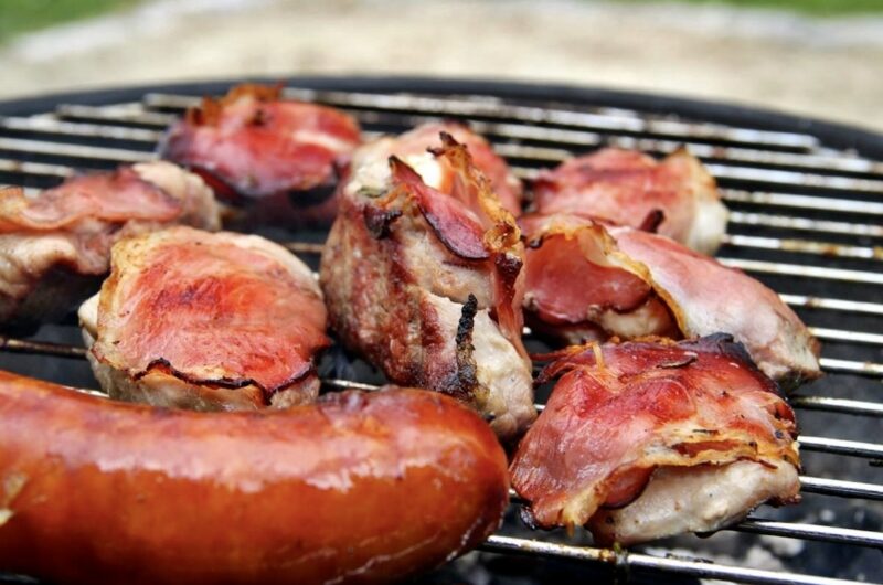 Polędwiczka z grilla przygotowana została poprzez wykrojenie kotlecików z polędwiczki wieprzowej, a następnie owinięcie ich szynką szwarcwaldzką i upieczenie na grillu.