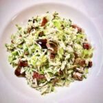 Ryż basmati ugotowany i wymieszany z przesmażonym boczkiem oraz siekanym i duszonym porem smażonym na tłuszczu z wędzonki.