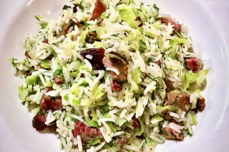 Ryż basmati ugotowany i wymieszany z przesmażonym boczkiem oraz siekanym i duszonym porem smażonym na tłuszczu z wędzonki.