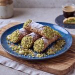 cannoli z kremem pistacjowym na talerzu