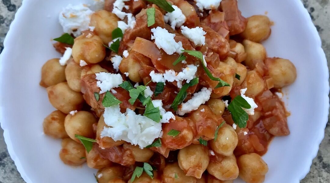 ciecierzyca z chorizo i porem w pomidorach