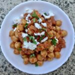 ciecierzyca z chorizo i porem w pomidorach