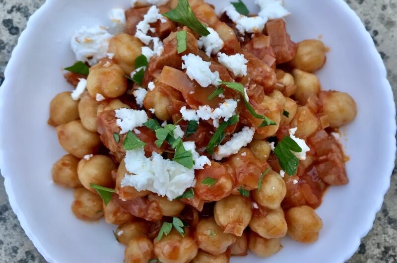 ciecierzyca z chorizo i porem w pomidorach