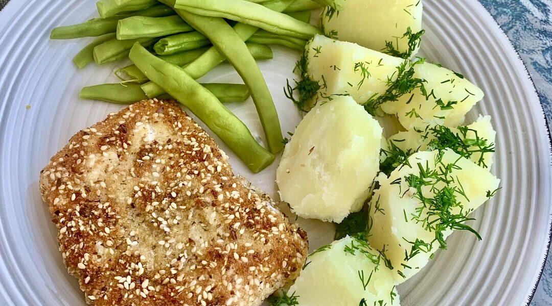 Dorsz w panierce to kawałki fileta rybnego obsypane mąką, a następnie maczane w jajku i panierowane w bułce tartej, sezamie i siemieniu lnianym. Rybę należy smażyć tak, aby była chrupiąca.