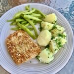 Dorsz w panierce to kawałki fileta rybnego obsypane mąką, a następnie maczane w jajku i panierowane w bułce tartej, sezamie i siemieniu lnianym. Rybę należy smażyć tak, aby była chrupiąca.