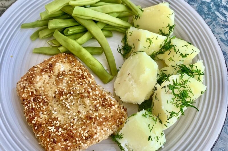 Dorsz w panierce to kawałki fileta rybnego obsypane mąką, a następnie maczane w jajku i panierowane w bułce tartej, sezamie i siemieniu lnianym. Rybę należy smażyć tak, aby była chrupiąca.
