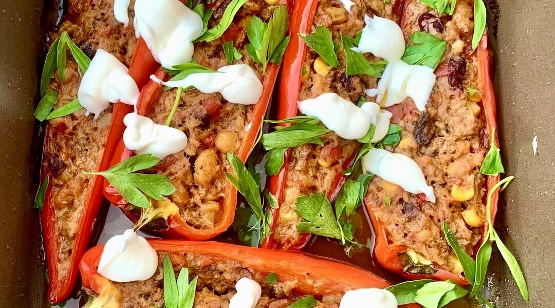 Papryka pieczona, a uprzednio przekrojona na połowę i faszerowana sałatką meksykańską z tuńczykiem.