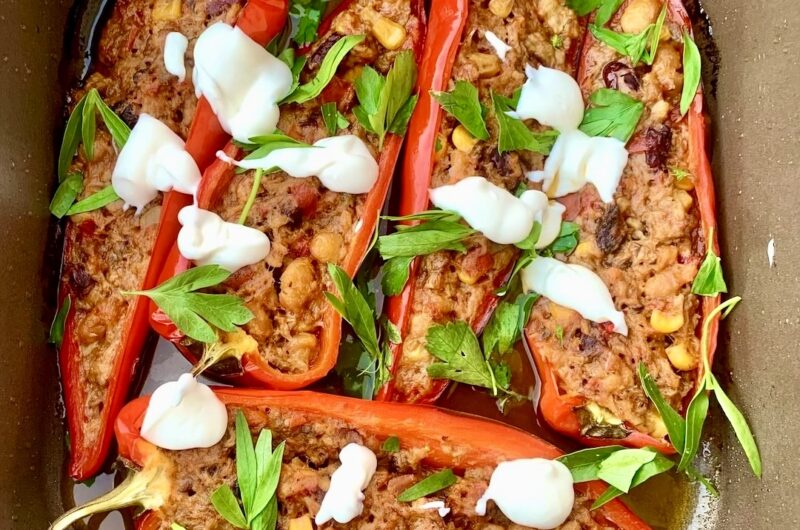 Papryka pieczona, a uprzednio przekrojona na połowę i faszerowana sałatką meksykańską z tuńczykiem.