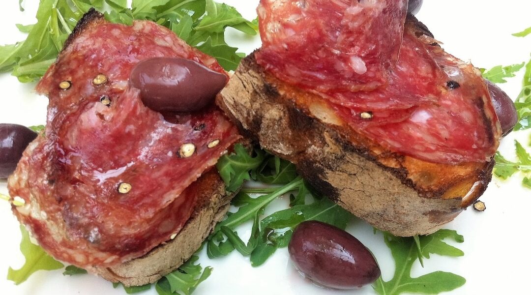 bruschetta z salami i oliwkami