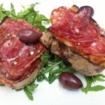 bruschetta z salami i oliwkami