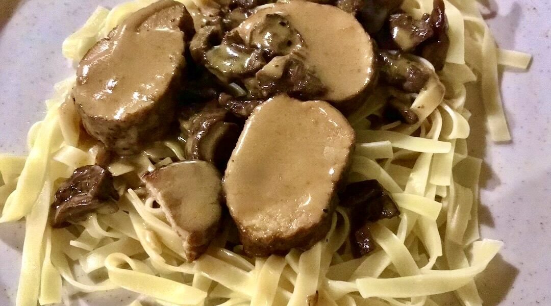 Polędwiczka wieprzowa obsmażona i duszona z grzybami suszonymi w krótkim sosie, a następnie krojona w plastry i podawana na makaronie tagliatelle.