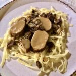 Polędwiczka wieprzowa obsmażona i duszona z grzybami suszonymi w krótkim sosie, a następnie krojona w plastry i podawana na makaronie tagliatelle.
