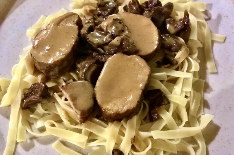 Polędwiczka wieprzowa obsmażona i duszona z grzybami suszonymi w krótkim sosie, a następnie krojona w plastry i podawana na makaronie tagliatelle.