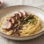 Polędwiczka wieprzowa obsmażona i duszona z grzybami suszonymi w krótkim sosie, a następnie krojona w plastry i podawana na makaronie tagliatelle.
