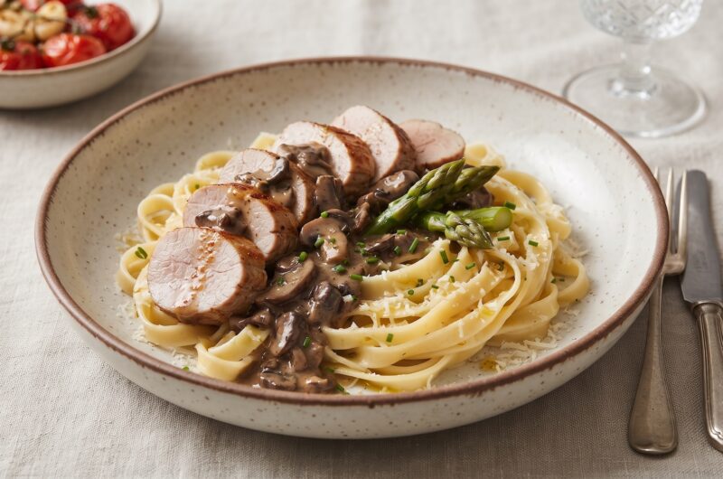 Polędwiczka wieprzowa obsmażona i duszona z grzybami suszonymi w krótkim sosie, a następnie krojona w plastry i podawana na makaronie tagliatelle.