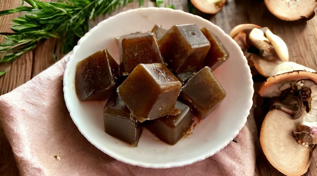 kostki grzybowe przygotowane z wywaru z suszonych grzybów oraz z mielonych gotowanych grzybów, mrożone