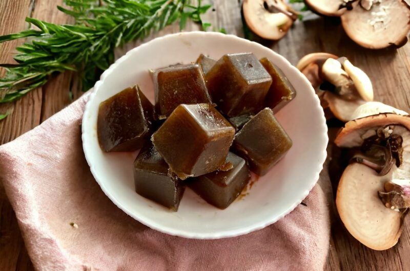 kostki grzybowe przygotowane z wywaru z suszonych grzybów oraz z mielonych gotowanych grzybów, mrożone