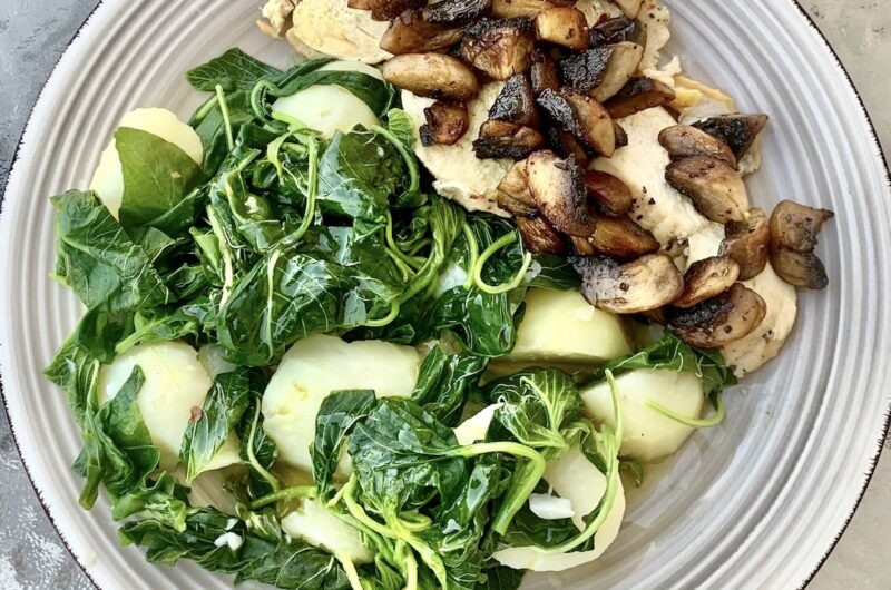 Pierś kurczaka pieczona w piekarniku, a następnie krojona w plastry i podana ze smażonymi pieczarkami oraz ziemniakami i szpinakiem.