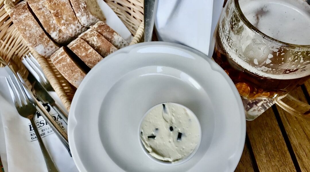 Awanturka, czyli pyszna pasta z twarogu i ryby wędzonej podana ze świeżym chlebem i zimny piwem.