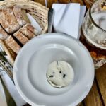 Awanturka, czyli pyszna pasta z twarogu i ryby wędzonej podana ze świeżym chlebem i zimny piwem.