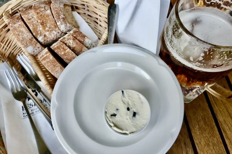 Awanturka, czyli pyszna pasta z twarogu i ryby wędzonej podana ze świeżym chlebem i zimny piwem.