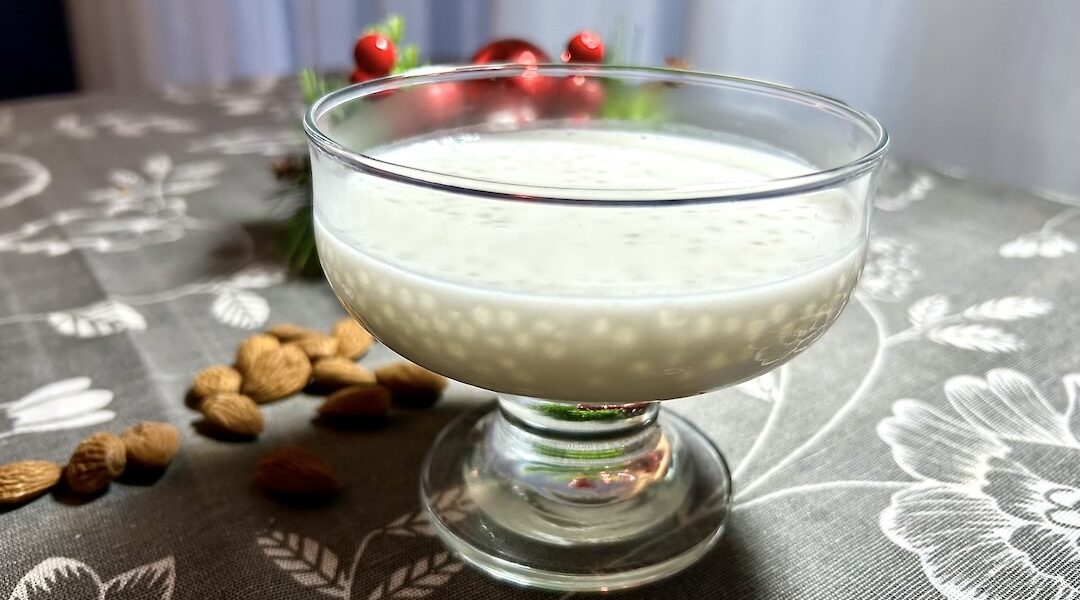 Deser z tapioki i mleczka kokosowego podany w pucharku.