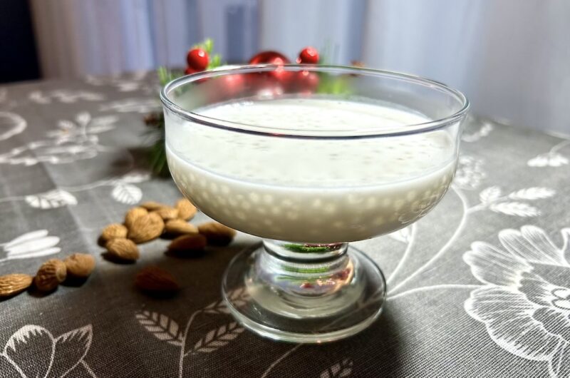 Deser z tapioki i mleczka kokosowego podany w pucharku.