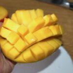 Owoc mango pokrojony w drobną kostkę i uformowany w tzw. jeżyka