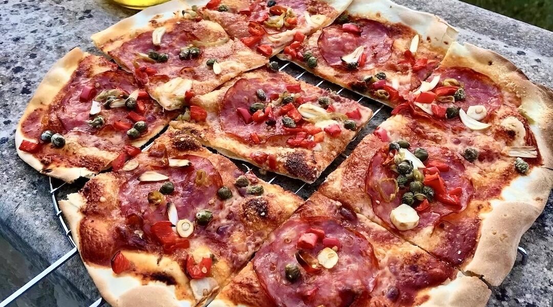 Podpłomyk Diavolo to cieniutkie ciasto z mąki i wody, z dodatkiem pikantnych składników, krótko pieczone w wysokiej temperaturze.