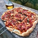 Podpłomyk Diavolo to cieniutkie ciasto z mąki i wody, z dodatkiem pikantnych składników, krótko pieczone w wysokiej temperaturze.