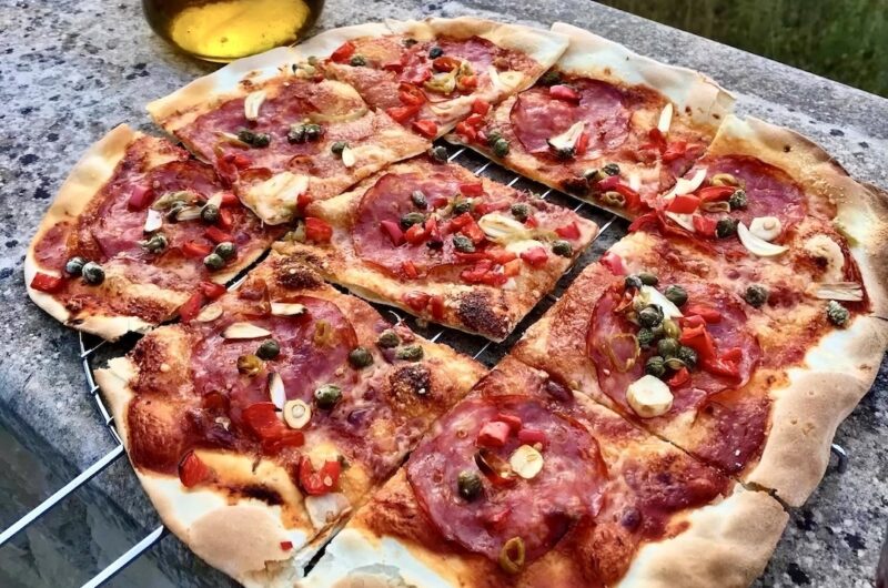 Podpłomyk Diavolo to cieniutkie ciasto z mąki i wody, z dodatkiem pikantnych składników, krótko pieczone w wysokiej temperaturze.