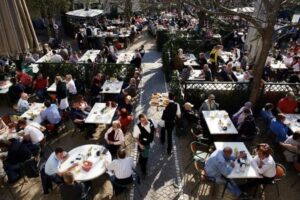 Ogródek piwny Restauracji Schweizerhaus w Wiedniu