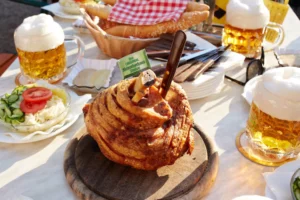 Golonka i dwa kufle z piwem na stole w restauracji Schweizerhaus w Wiedniu