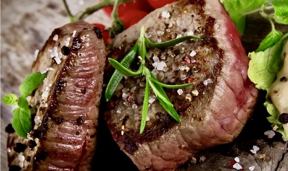 Stek idealny przygotowany z wołowiny najwyższej jakości, soczysty, właściwie wysmażony i zrumieniony .