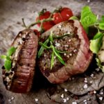 Stek idealny przygotowany z wołowiny najwyższej jakości, soczysty, właściwie wysmażony i zrumieniony .