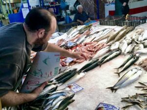 świeże ryby sprzedawane na targu w Grecji