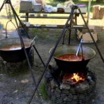 Węgierska zupa gulaszowa gotowana w kociołku nad ogniem