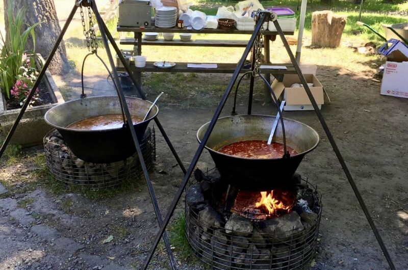 Węgierska zupa gulaszowa gotowana w kociołku nad ogniem