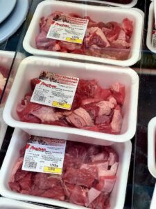 Mięso wołowe pokrojone w dużą kostkę idealne do węgierskiej zupy gulaszowej